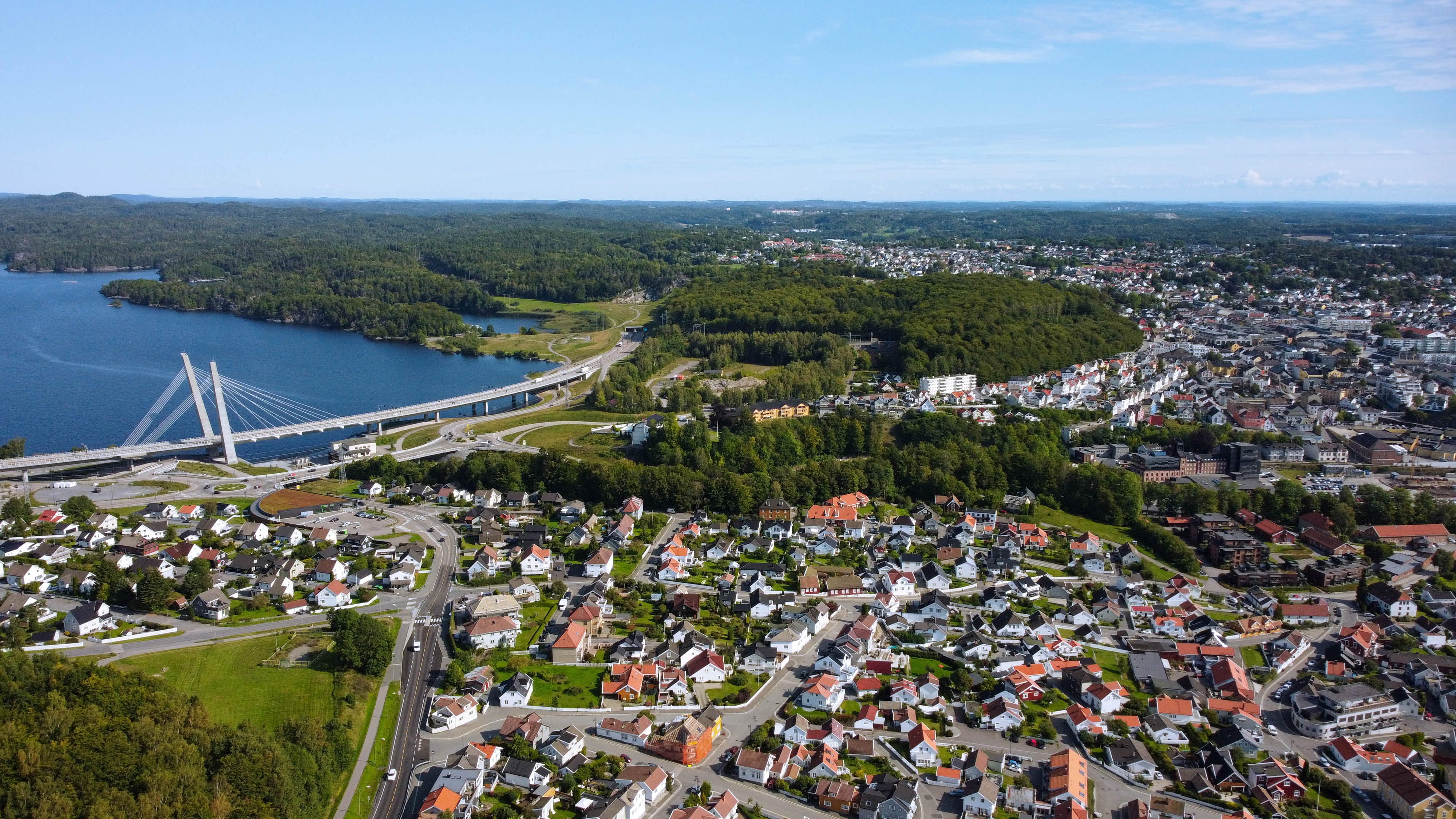 Luftfoto over Larvik by med fjorden og bro